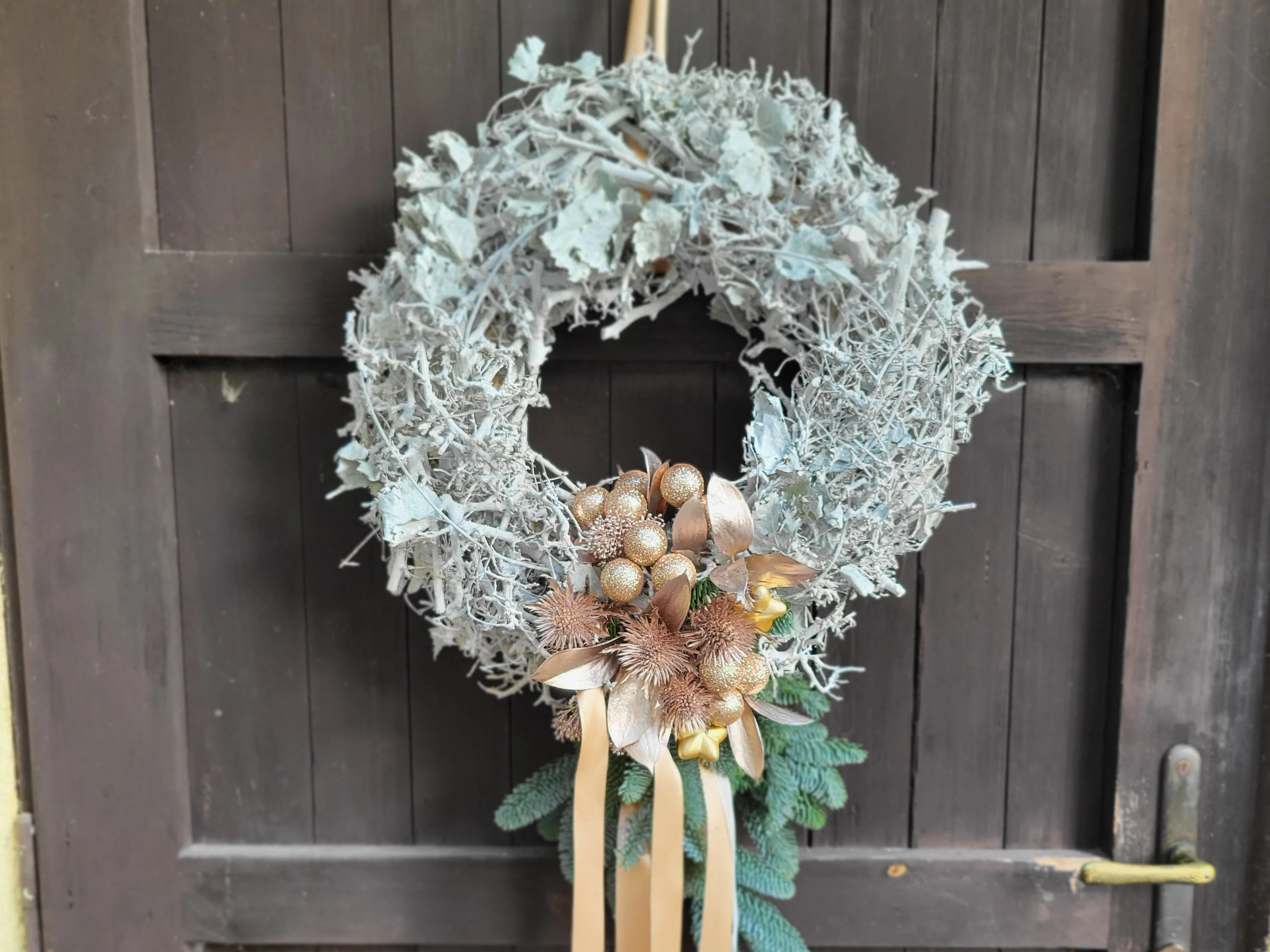 Bílý věnec na dveře