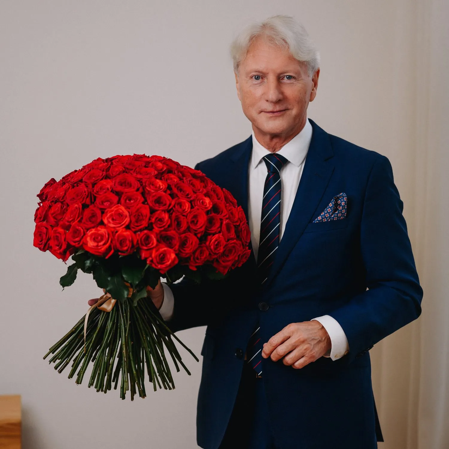 Nejkrásnější přání k narozeninám pro ženu s dárekem v podobě kytice rudých růží