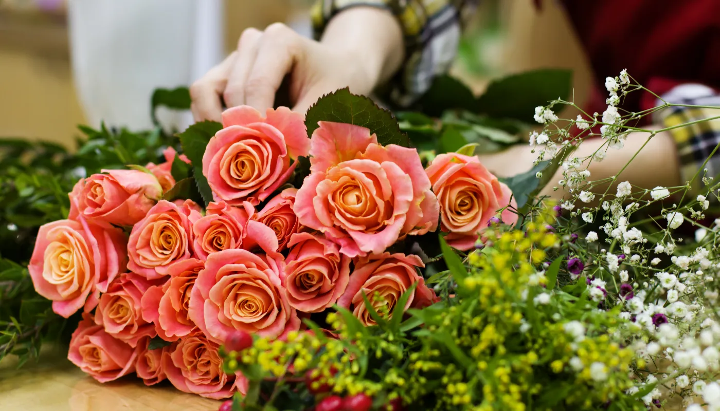 Floristka Florea váže kytici