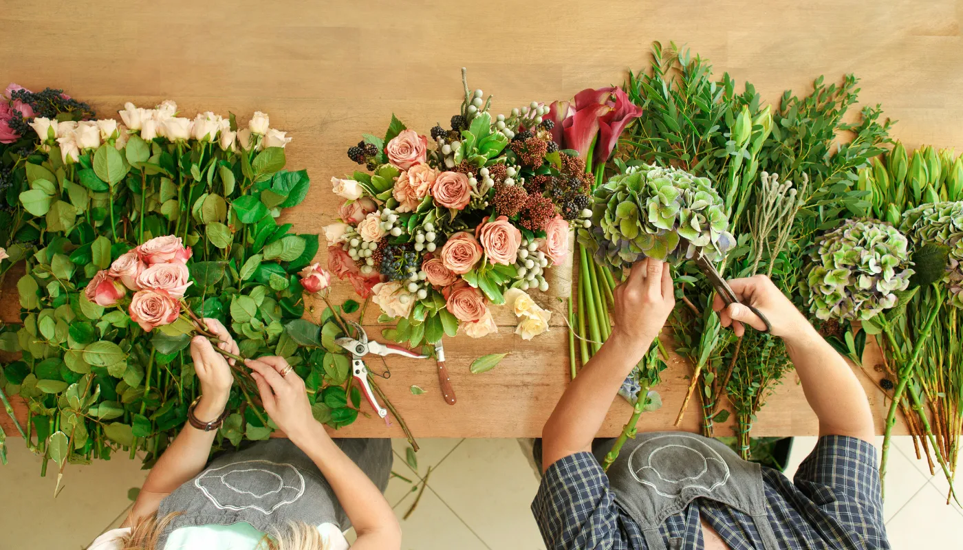 Floristka váže kytici na přání