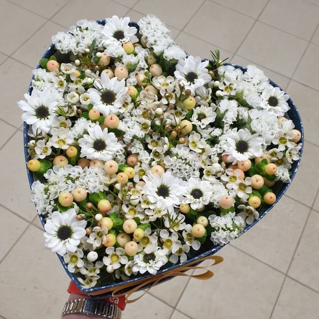 Míchaná jarní kytice v krabičce z květinové aukce