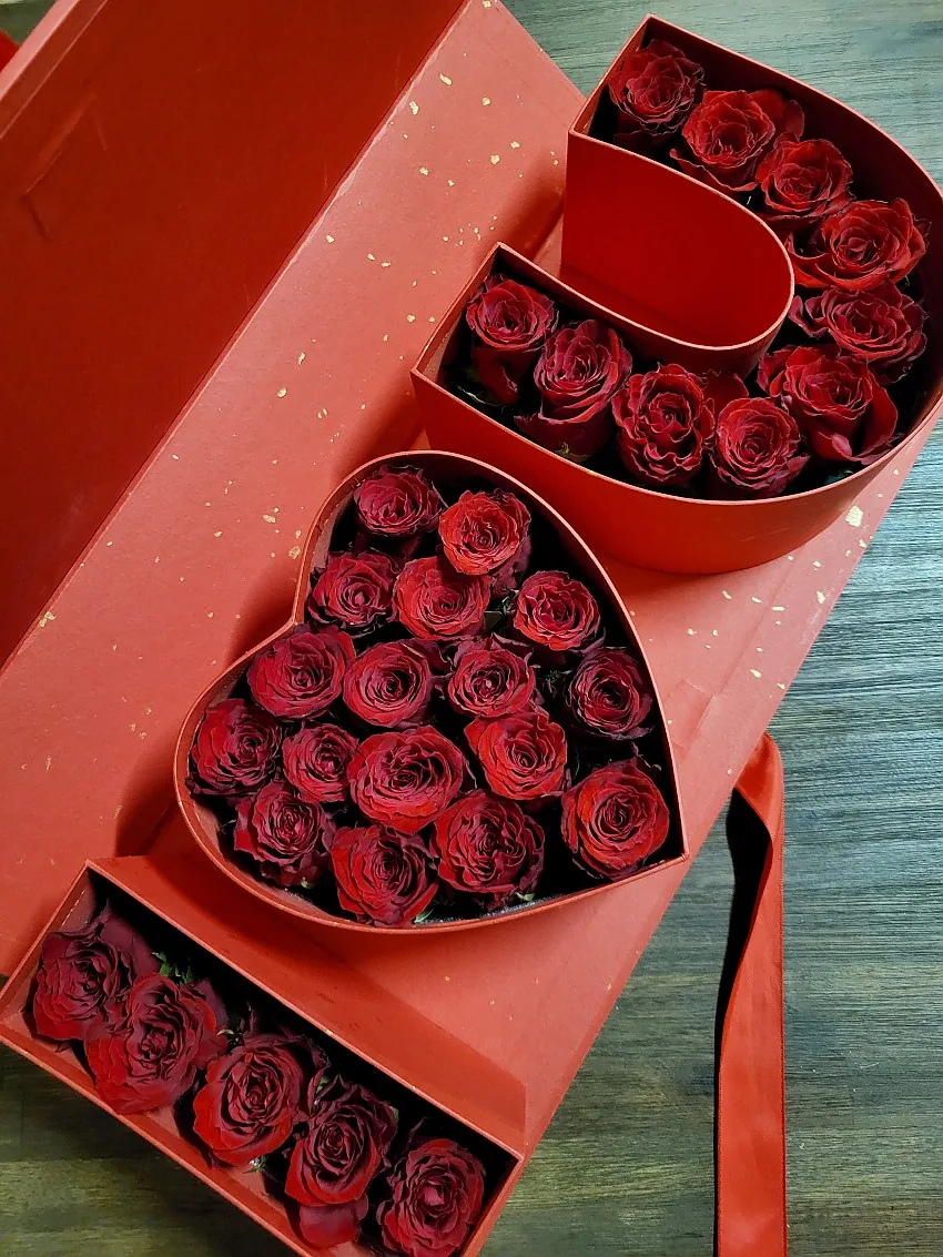 Červený I Love You Box Florea naplněný rudými růžemi
