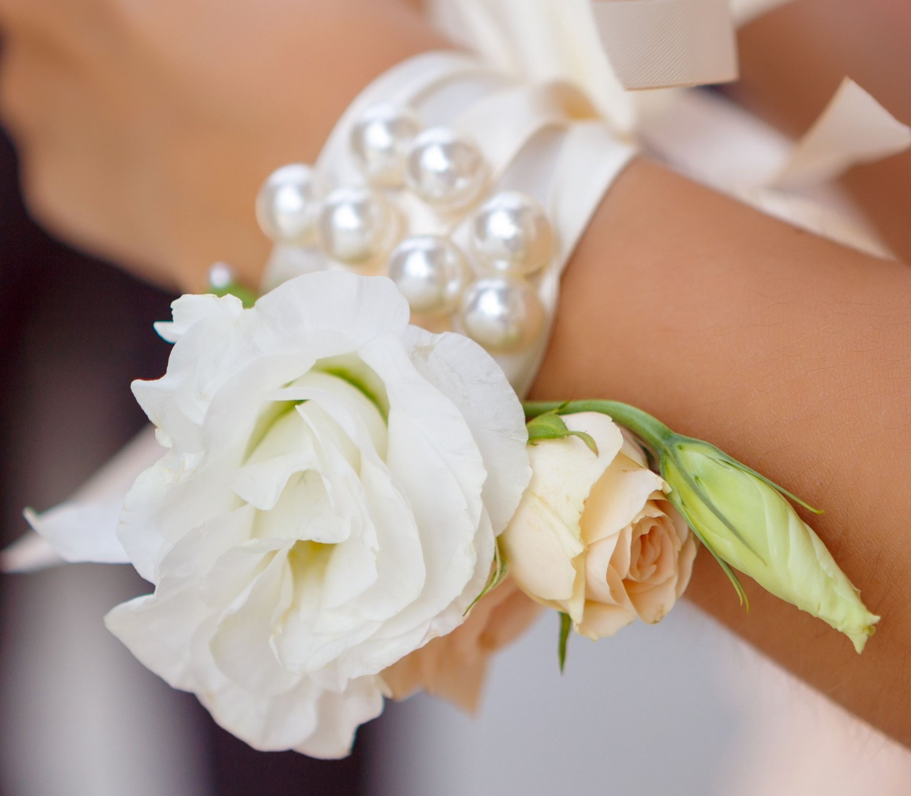 Svatební květinové náramky pro nevěstu