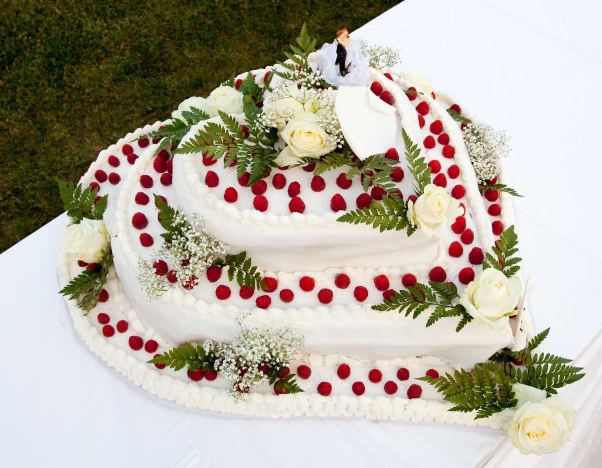 Květinová dekorace svatebního stolu