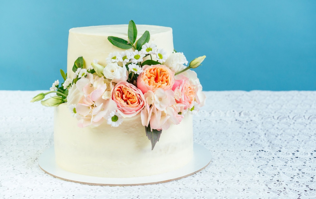 Květina na ozdobení svatebního dortu
