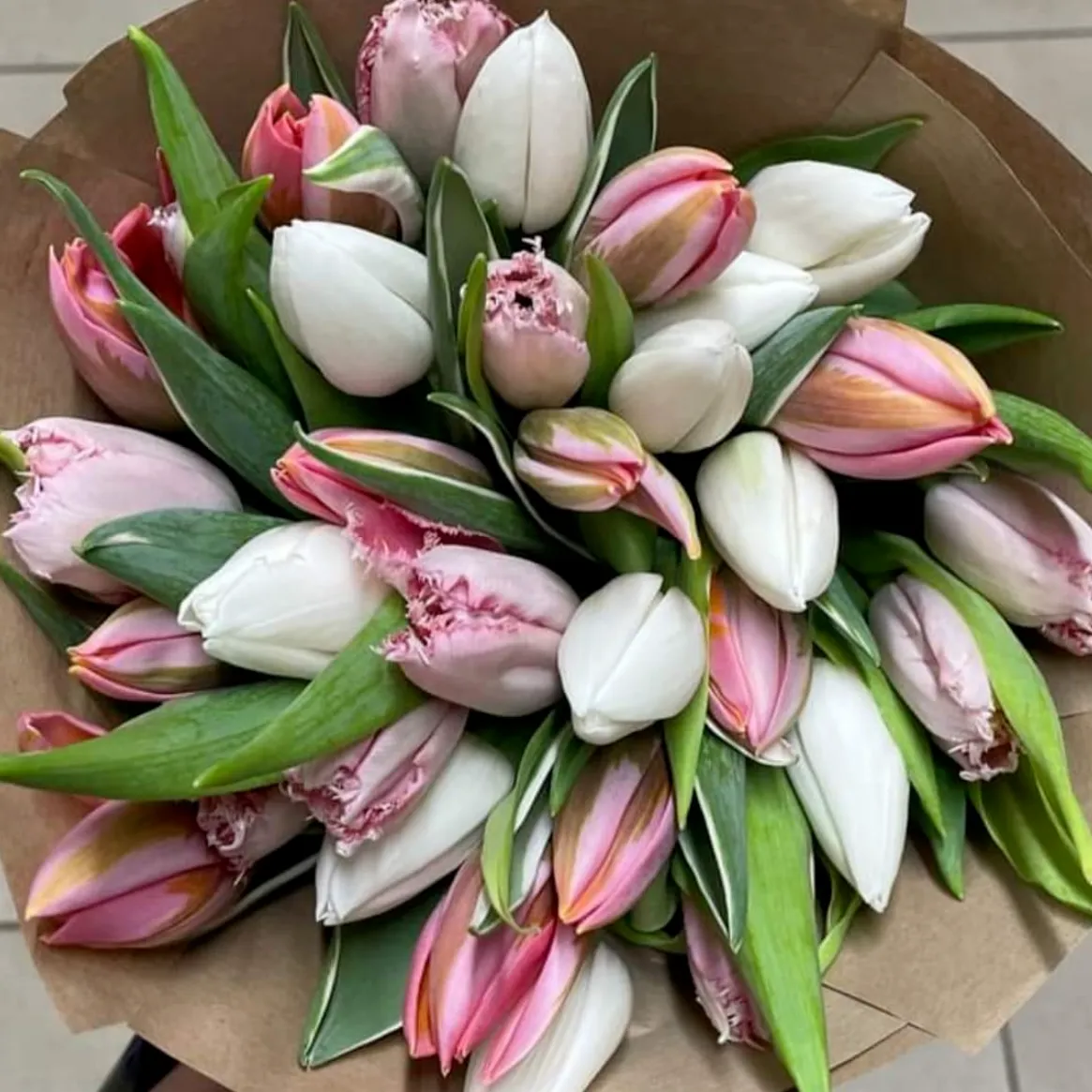 Míchaná kytice tulipánů se střapatými květy