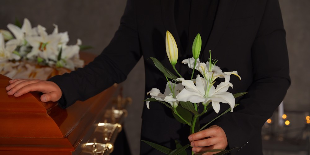 Bílé květiny na pohřeb mladého člověka