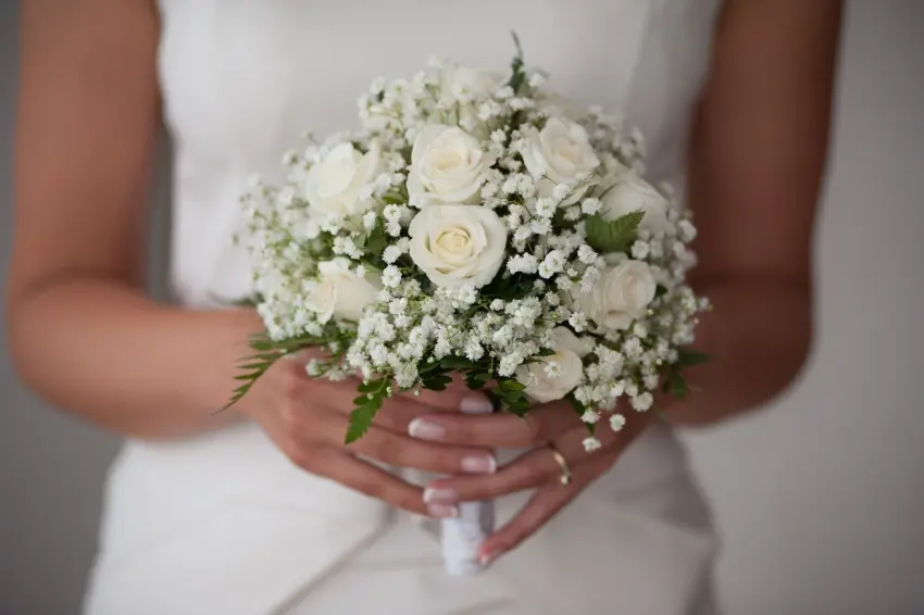 Svatební kytice z bílých růží a gypsophily