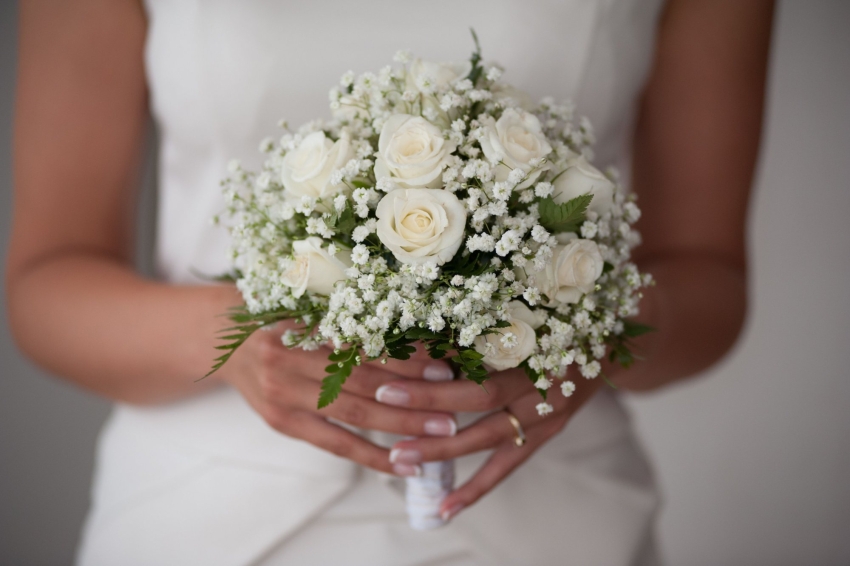 svatební kytice s nevěstiným závojem a bílou růží