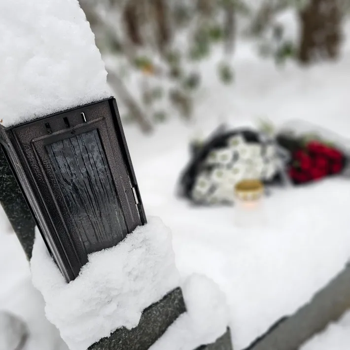 Fotografie doručených květin na hrobě, kterou zákazník dostane od kurýra
