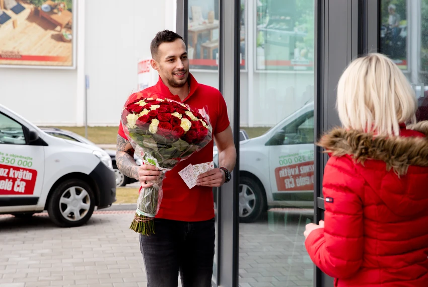 Kytice doručíme v chlazeném voze s GPS sledováním na kurýra máte telefon po doručení pošleme SMS