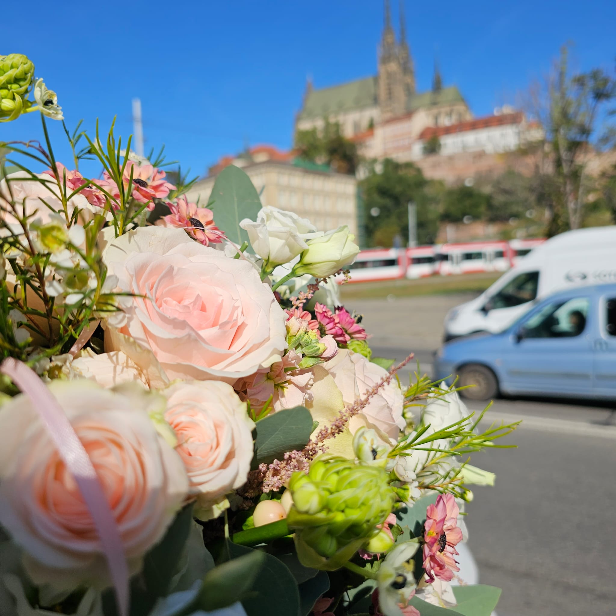 Doručení míchané kytice květin Brno