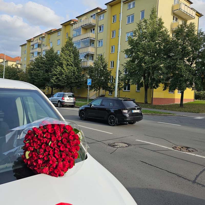 Kytice 100 červených růží doručená do Prahy 15