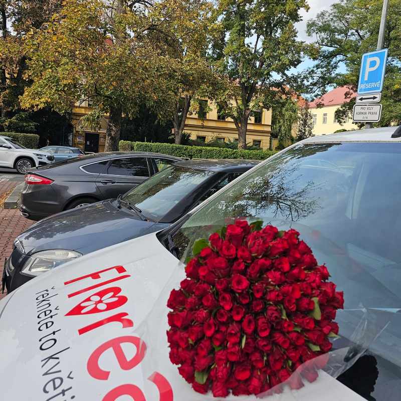 Doručení kytice červených růží v Praze 22
