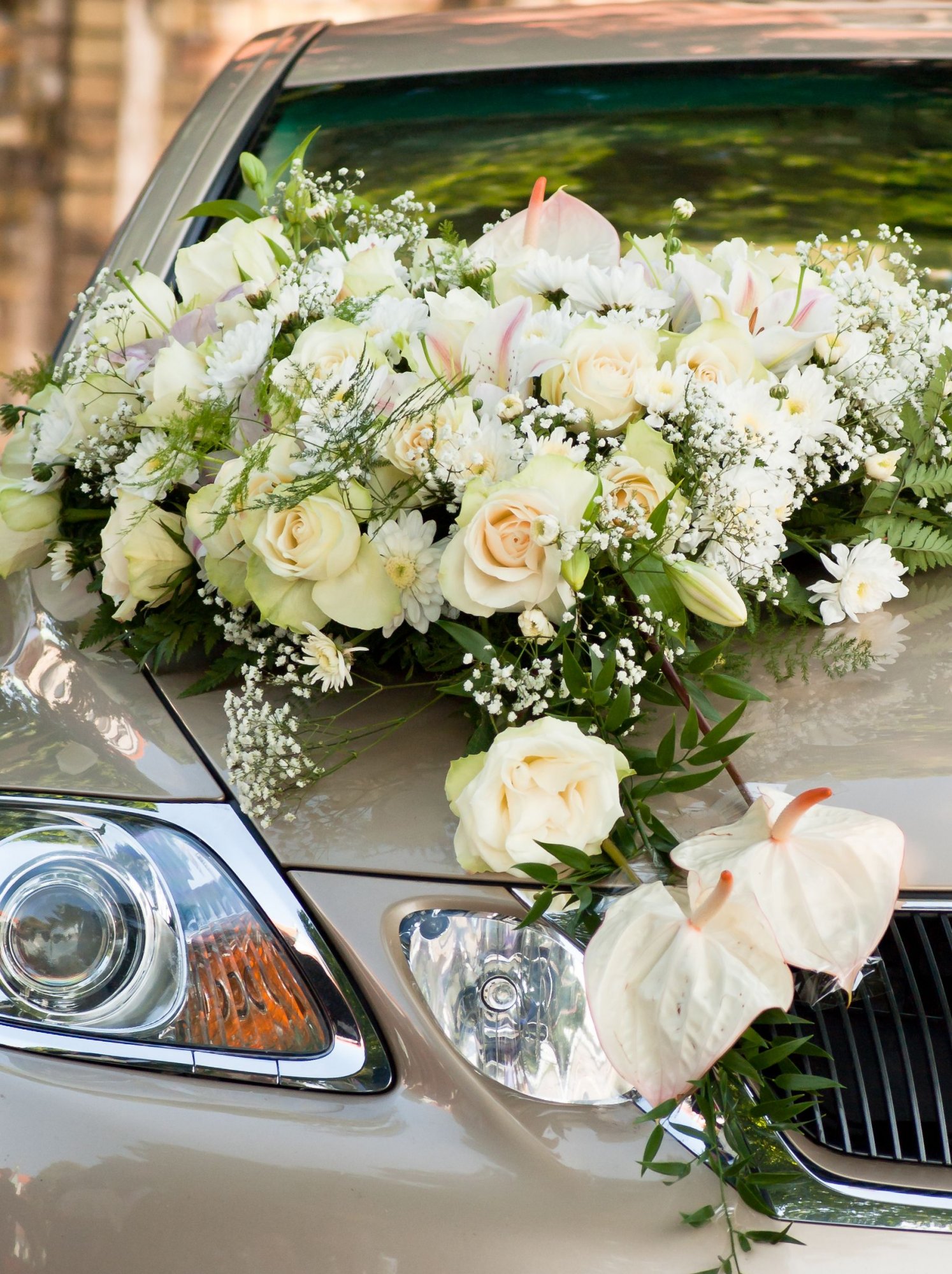 svatební květiny na auto nevěsty