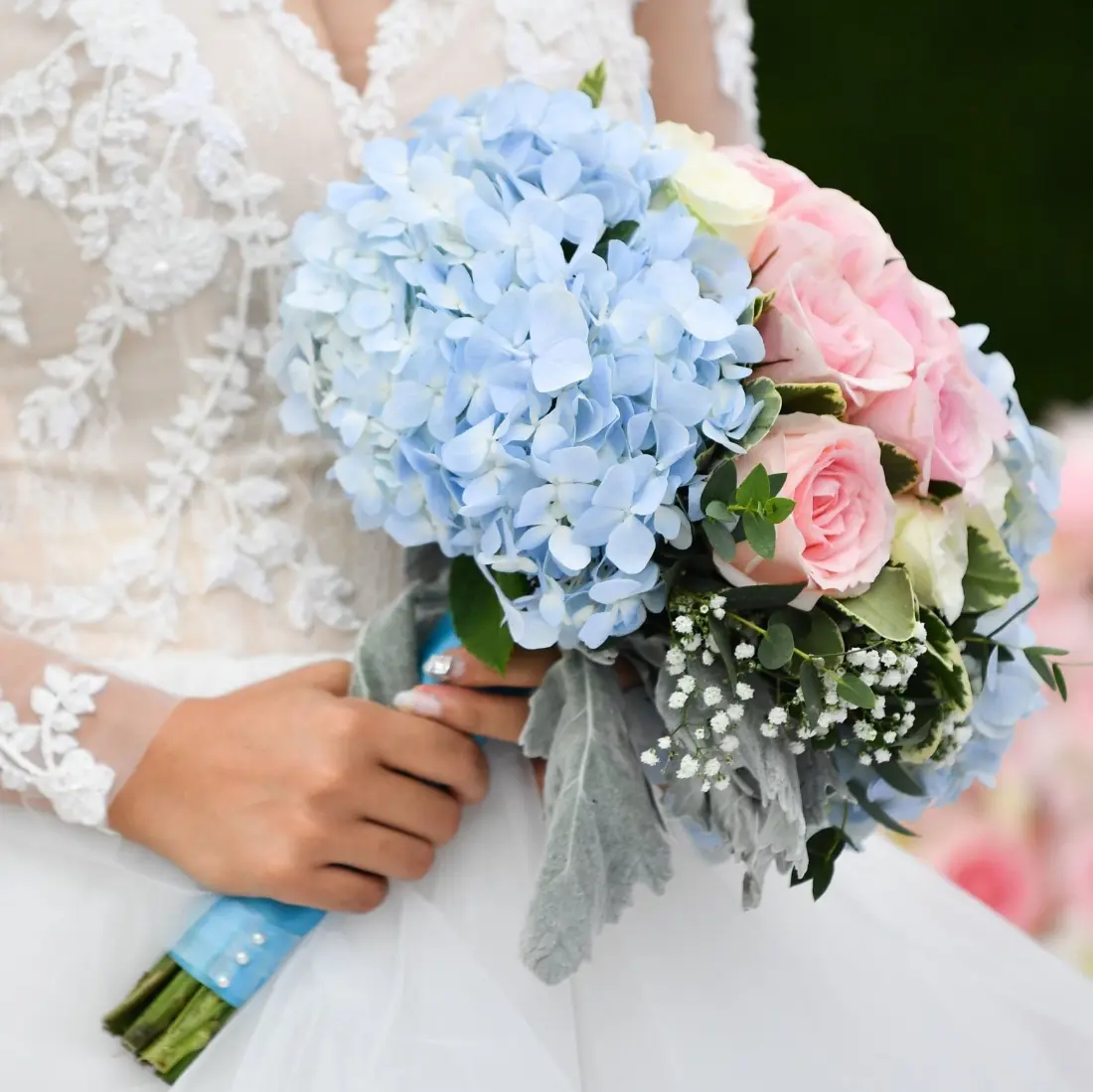 Svatební kytice z růží, hortenzií a gypsophily