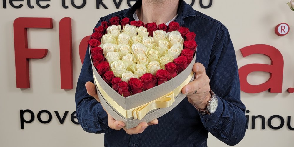 Květiny na svatého Valentýna - srdce růží v krabičce