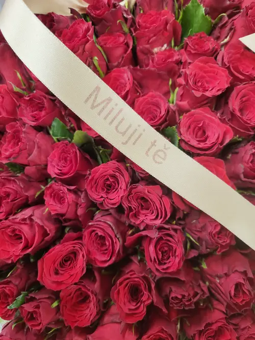 Zamilovaný vzkaz na stuze k Valentýnu