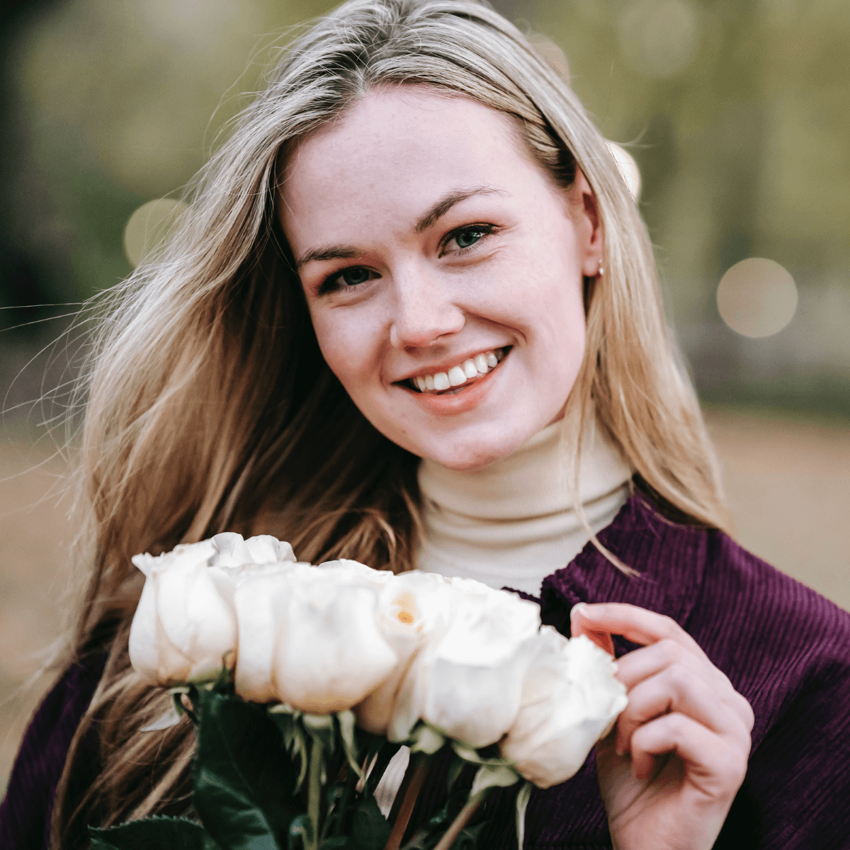 Usmevava zena po doruceni kytice ruzi z online kvetinarstvi