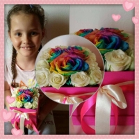 Květinová krabička na přání s duhovou růží