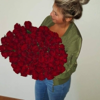Doručení kytice 100 rudých růží Madam Red do Klášterce nad Ohrří
