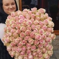 Doručená kytice 100 růží Cely - dobročinná aukce pro dětský domov