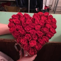 Doručená květinová krabička z červených růží El Toro