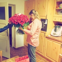 Doručení kytice z červených růží dojaté mamince