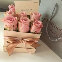 Krabička růží - dárek k svátku