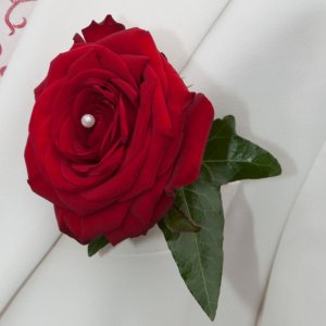 Kytice-korsáž pro ženicha z červené růže