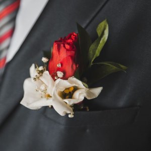 Kytice-korsáž pro ženicha z červené růže a gypsolhily