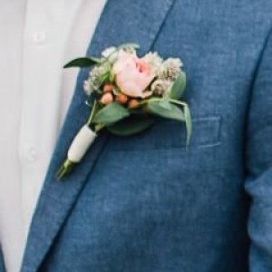 Kytice-korsáž pro ženicha z růže a eucalyptu