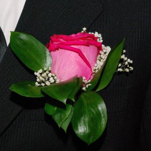 Kytice-korsáž pro ženicha z růžové růže a gypsolhily