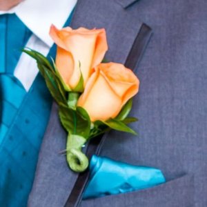 Kytice-korsáž pro ženicha ze dvou oranžových růží
