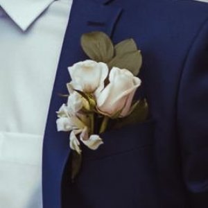 Kytice-korsáž pro ženicha ze dvou růží
