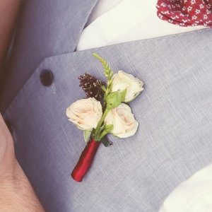 Kytice-korsáž pro ženicha ze tří růží