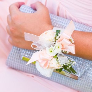 Svatební květinový náramek z chryzantém a růže