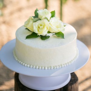 Květiny na svatební dort z bílých růží