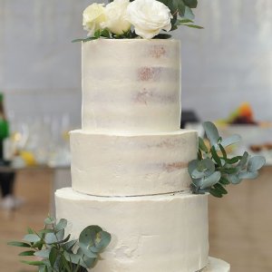 Květiny na svatební dort z bílých růží a eucalyptu