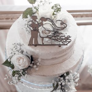 Květiny na svatební dort z bílých růží a gypsophily
