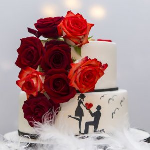 Květiny na svatební dort z červených růží 
