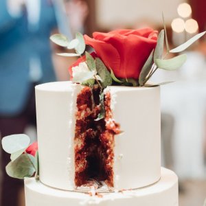 Květiny na svatební dort z červených růží a eucalyptu