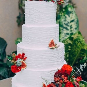 Květiny na svatební dort z červených růží, eucalyptu a ostružníku