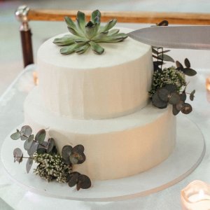 Květiny na svatební dort z eucalyptu a gypsophily