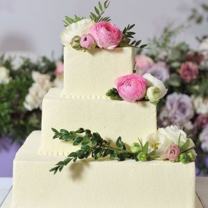 Květiny na svatební dort z pivoněk a eucalyptu