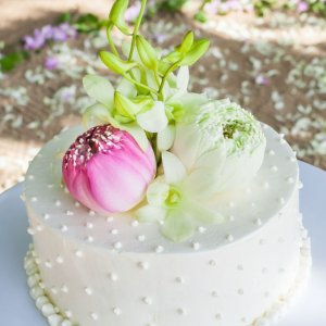Květiny na svatební dort z pivoněk a frézií