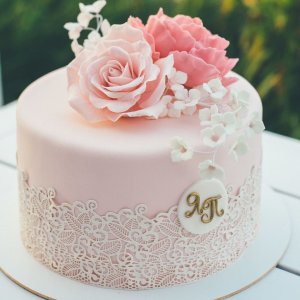 Květiny na svatební dort z růží 