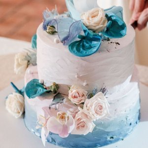 Květiny na svatební dort z růží a anthurie