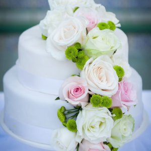 Květiny na svatební dort z růží a chryzantémy