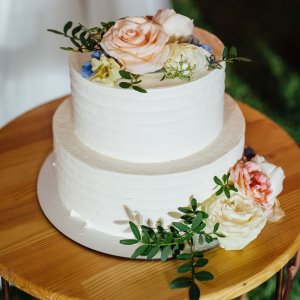 Květiny na svatební dort z růží a eucalyptu